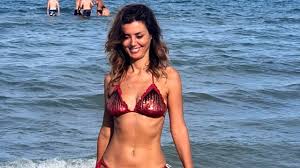 Bikini milano marittima è un brand giovane che produce beachwear in italia con prodotti rigorosamente made in italy. Dopo L Isola Dei Famosi Daniela Martani Si Rilassa Sulla Spiaggia Di Milano Marittima