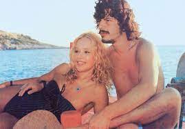 Πέθανε σε ηλικία 82 ετών από ανακοπή καρδιάς ο γνωστός σκηνοθέτης και αδερφός της αλίκης βουγιουκλάκη, τάκης βουγιουκλάκης όπως μετέδωσε το open. Boygioyklakh Mponatsos H 1h Gnwrimia O Keraynobolos Erwtas Kai H Megalh Allagh Ths Alikhs Sth Sxesh Toys