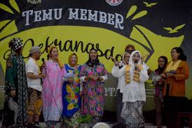 Desi arryani adalah lulusan sarjana teknik sipil dari universitas indonesia pada tahun 1987, dan magister manajemen diperoleh dari institut manajemen prasetya mulya. Portal Berita Pemerintah Kota Yogyakarta