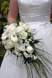 Ein romantischer blütentraum in rosa, der besonders gut zu einem schlichten, weißen ein wasserfall aus weißen rosen und calla lilien wirkt in kombination mit einem klassischen, dezent verzierten brautkleid zart und lieblich. Hochzeitsfloristik Von Blumen Holler Freilassing