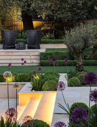 Wunderschone Moderne Landschaft Mit Violetten Akzenten Akzenten Landschaft Pins Modern Garden Design Modern Landscaping Modern Garden