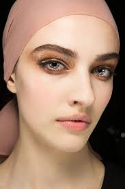 At Tom Ford Diane Kendal Created A Glossy Metallic Smoky Eye Look Catwalk Makeup Beauty Trends Makeup Editorial Makeup