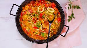 Super paella extra très apprécie des invités ma suggestion : Tous En Cuisine La Recette De La Paella De Cyril Lignac Femme Actuelle Le Mag