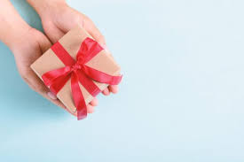 Als kreative geschenke verpackt können brot und salz mit einer grußkarte mit dem passenden spruch zum einzug überreicht werden. Was Schenkt Man Zum Einzug Die Schonsten Geschenkideen Brigitte De