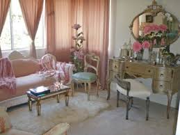 Dark stained base provides contrast to the light neutral upholstery, mixed with gorgeous antique pieces and mirrored accents completes the glam look. Hausratversicherungkosten Best Ideas Extraordinary Old Hollywood Glamour Bedroom Collection 5973