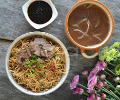 Kolo mee is a sarawakian delight that has noodles tossed in a thick sauce and topped with fried onions, minced pork, and sliced bbq pork. Resepi Mee Kampua Halal