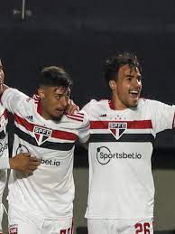 Volpi tem trabalho em recuo de reinaldo e é obrigado a sair jogando na direita com bruno alves. Wp48gothwzaiim
