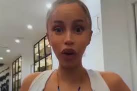 포토] 젖은 티셔츠 올리며 섹시미 발산