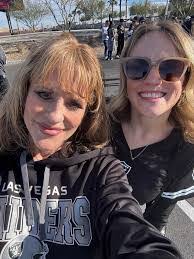 Hillary Steinberg's Instagram, Twitter & Facebook