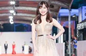 2019年2月起和 曾國城 主持 東森綜合台 《 全民星攻略 》節目，並於2020年獲得 第55屆金鐘獎 益智及實境節目主持人獎 。. Tsx1oz6pvsnsnm