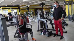 On compte parmi eux les bars, cafés et restaurants, piscines et salles de sport, les centres. Ieqy63pj7z8mfm