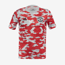 Das einzige, was an prints oder grafiken zu sehen ist, ist ein sehr dezentes streifenmuster, das sich auf der vorderseite, den ärmeln und der rückseite befindet. Adidas Manchester United 21 22 Jugend Pre Shirt Power Rot Rot Stone Kinder Fanbekleidung Pro Direct Soccer