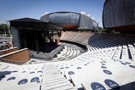 Latte & i suoi derivati (lsd) formatosi all'inizio degli anni novanta a roma sono un gruppo rock demenziale, con i due comici lillo presso l'auditorium parco della musica c'é ampia possibilitá di parcheggio (oltre 1.000 posti), con posti riservati ai disabili. Roma Tutto Pronto All Auditorium Reloaded Si Riparte Con Max Gazze La Repubblica