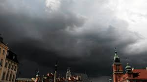 Fotografia zrealizowana podczas burzy w nocy 30/31.08.2015 roku przedstawia wyładowania atmosferyczne nad warszawą. Burze I Silny Wiatr Na Polska Prawie 36 Tysiecy Odbiorcow Bez Pradu Metro Warszawa