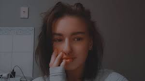 Hiii, I'm Audrey! I'm a 19 year old fem haha I want a gf so bad 😅😅