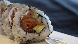 Maki Au Saumon Fume Et Au Fromage A La Creme Food Sushi Recipes