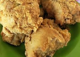 Sembari menggoreng ayam, kita haluskan bumbu halus. Cara Membuat Ayam Tepung Crispy Kekinian