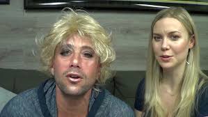 STAND-UPS DOING MAKEUP