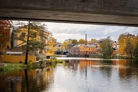 Välkommen till eskilstuna kommuns officiella facebooksida!. Eskilstuna Fluss Mit Alten Industriegebauden Redaktionelles Stockfoto Bild Von Bunt Fallen 162721223