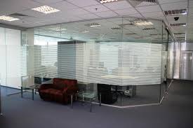 стеклянная перегородка в офисе