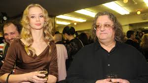 Сам певец называл свой первый брак «молодёжным поступком». Aleksandr Gradskij Ya Daleko Ne Samyj Bogatyj Chelovek