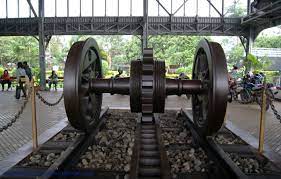Pelayanan barang dan penumpang hanya terbatas pada jalurnya. Mengapa Roda Kereta Api Terbuat Dari Logam Galena