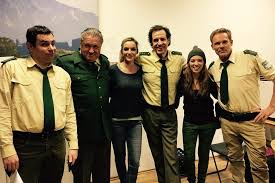 An Diesem Letzten Gemeinsamen Abend Soll Es Heiss Hergehen Schliesslich Will Eine Von Ihnen In Den Hafen Der Ehe Ein Christian Tramitz Junge Schauspieler Krimis