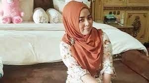 Semangatnya tak pernah pudar untuk mencapai asa dan cita demi buah hati tercinta. Cerai Lagi Muzdalifah Disindir Janda Gatel Dan Diminta Contoh Yuni Shara