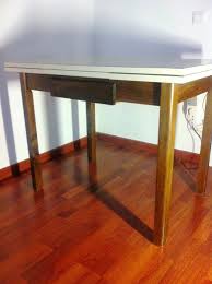 Las cocinas antiguas poseen un encanto mágico, esta nos hace viajar al pasado para una cocina de color verde. Como Sacar Provecho De Una Antigua Mesa De Cocina De Los Anos 70 En El Taller De Antic Chic