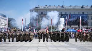 Zastępca burmistrza wrześni artur mokracki, przewodniczący rady miejskiej we wrześni bogdan nowak oraz przewodniczący rady powiatu marek przyjemski, przedstawiciele. Swieto Wojska Polskiego Galeria Zdjec