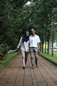 Buat kalian yang penasaran dengan outfit yang mereka pakai di foto prewedding part 2 mereka, ini dia jawabannya, yaitu outfit work out. Foto Prewedding Baju Putih Celana Coklat Ide Foto Prewed