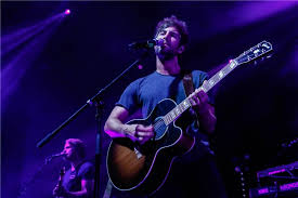 Cghier war das ufer unserer begegnung dwie hast du mich gefunden? Max Giesinger Entfuhrt Sein Publikum Auf Eine Bunte Reise