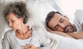 Introducing our luxury 100% mulberry charmeuse silk pillowcases. How To Sleep Silk Pillowcases Regulate Body Temperature For A Better Night S Sleep Express Co Uk
