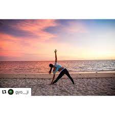 beach yoga miyako さんのinstagramをピンしています 朝日と共にヨガレッスン フライヤー撮影しました 朝日も焼けたし空気もすっきりで気持ちよかったー 新しいデザインと名前も考え中です 宮古島 宮古 沖縄 朝日 サンライズ ビーチ 海 ヨガ ヨガ 朝