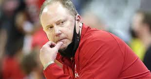 Wisconsin men's basketball coach Greg Gard to wear special shoes to honor  his mother