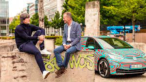 Actualités joachim low avec 24matins.fr et recevez nos alertes info du jour sur joachim low. Jogi Low Fahrt Den Neuen Vw Id 3