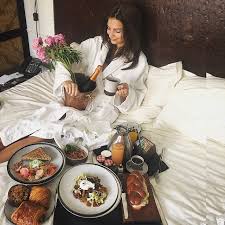 Breakfast In Bed Lazy Morning Instagrams From Emily Ratajkowski Grimes And Carolyn Murphy Vogue