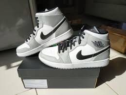 Kami berharap channel ini bisa menghibur semua orang :) Air Jordan 1 Mid Light Smoke Grey Abu Nike Sepatu Fesyen Pria Sepatu Sneakers Di Carousell