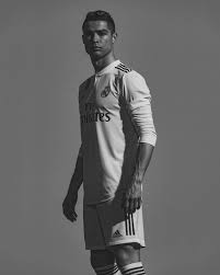 Black And White And Red All Over Juventus Ea Fifa19 Cover Shoot Featuring Cristiano Ronaldo For Juventus F C In Studio Black And White Photography Athlete In 2020 Cristiano Ronaldo Ronaldo Crstiano Ronaldo