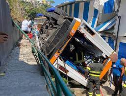 Incidente questa mattina a capri dove un bus è precipitato da una scarpata a marina grande piombando su uno stabilimento baneare. Arovufjly0txim