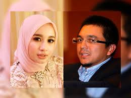 Melihat kepada reaksi orang ramai, mereka meluahkan rasa kesal dan sedih dengan keadaan menimpa azza. Bintang Filem Indonesia Bercinta Dengan Bekas Suami Erra Fazira Media Hiburan
