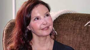 Ashley judd and dario franchitti first met at the wedding ceremony of their mutual friend. Ashley Judd Tours St Paul Women S Shelter Says Cause Is The Air That I Breathe Twin Cities