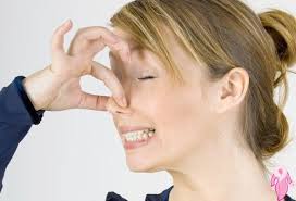 Saçlarızın günün her saati güzel kokması ve yağlanmayı önlemek için doğal çözümlerden yardım alabilirsiniz. Sac Derisi Kokusu Nasil Gecer Dogal Cozumleri Kadinlar Kulubu