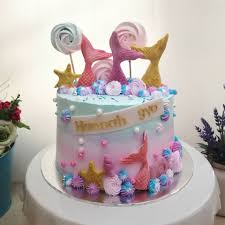 Menerusi video itu juga, polis menyanyikan selamat hari jadi untuknya dan menuangkan minuman bergas. Kek Afrina Mermaid Cake