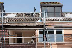 Eigentümer, die ihr haus aufstocken, schaffen eine zusätzliche etage auf dem dach einer immobilie. Haus Aufstocken Wann Und Wie Ist Das Moglich