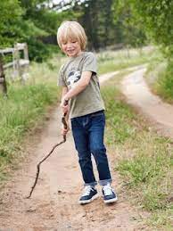 Le lendemain le petit garçon fouille dans le sac à mains de sa mère et trouve sa carte d'identité. Jean Garcon Enfant 9 Ans Vente En Ligne De Jeans Pour Les Garcons Vertbaudet