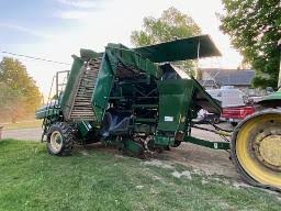 Lockwood 472H potatoes harvester , 2 rows, pneumatic head, Cummins 6  cylinder engine : Daniel Groleau tel: 819-239-9888