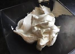 Cette Smbc Ou Creme Au Beurre Meringue Suisse Est Hyper Souvent Utilisee Pour Couvrir Les Gateaux De Cake Design Ou Pour Meringue Suisse Meringue Recette Creme