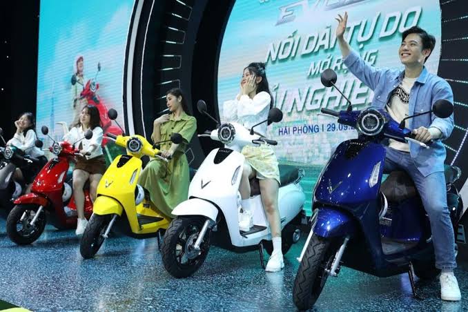 Thuê pin hay mua pin xe máy điện VinFast tiết kiệm hơn