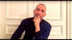 Nos aides à domicile se rendent chez vous ou vos proches pour effectuer de nombreuses tâches : Temoignage D Un Auxiliaire De Vie Qui Aide Les Personnes Agees A Domicile